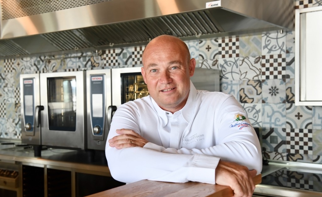 Chef Yorann Vandriessche dans sa cuisine